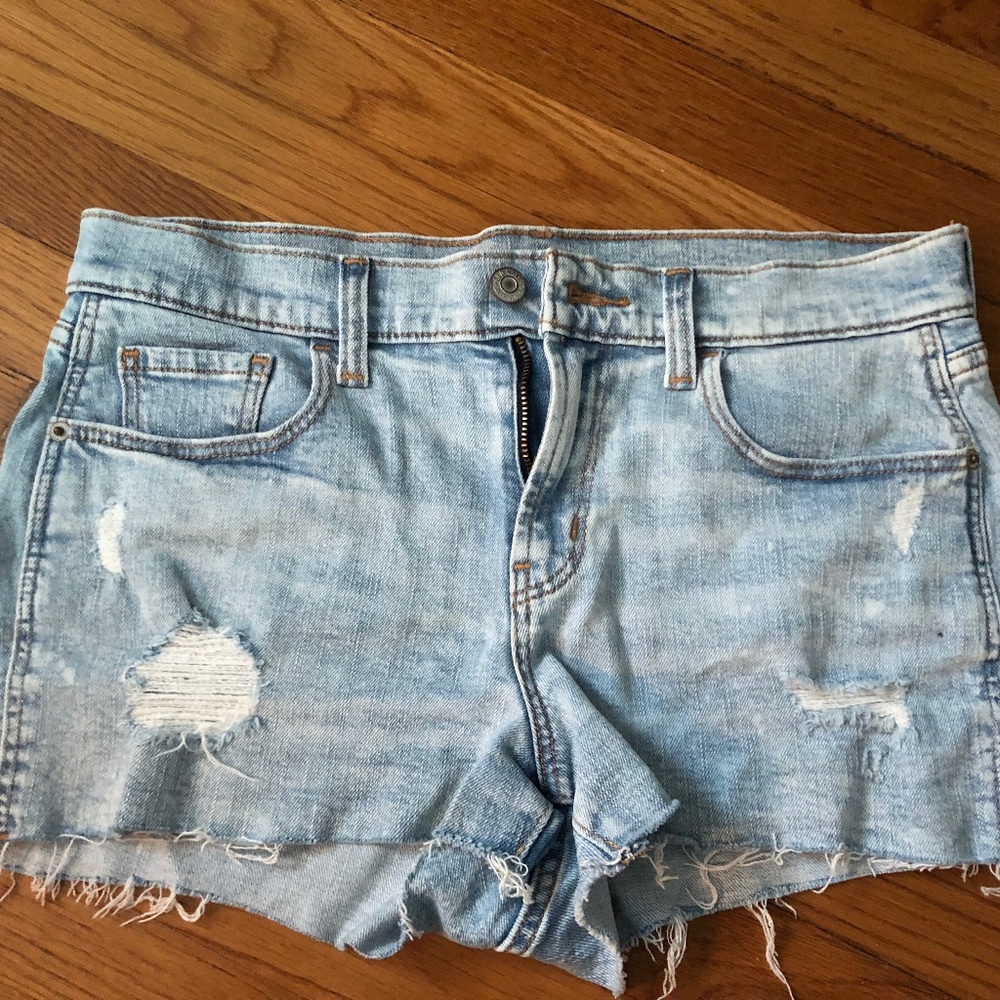 Boyfriend cut short, light washed ripped denim